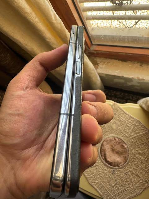 للبيع سامسونج Galaxy Z Fold 4 نسخة يابانية، معالج Snapdragon، ذاكرة 256GB
الجهاز شغال 100% بدون أي مشاكل. الشاصي نظيف جداً
الشاشة الداخلية نظيفة جداً، الشاشة الخارجية بيها شخوط سطحية ما حافرة بل شاشة غير مؤثرة على اللمس
 والكاميرا بيها شخط صغير غير مؤثر على التصوير مثل ما موضح بالصور الجهاز استخدام شخصي 
 السعر 600 ألف دينار عراقي وقابل للتفاوض 
الموقع بغداد – المشتل
موبايل : ***********
