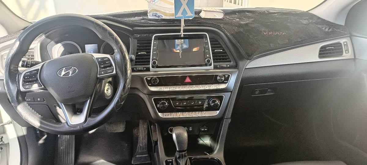 سلام عليكم ،لبيع سوناتا موديل 22 دخول جديد فول مواصفات محرك دوش 2400السياره اب اسمي السعر 190رقم تلفون ***********
