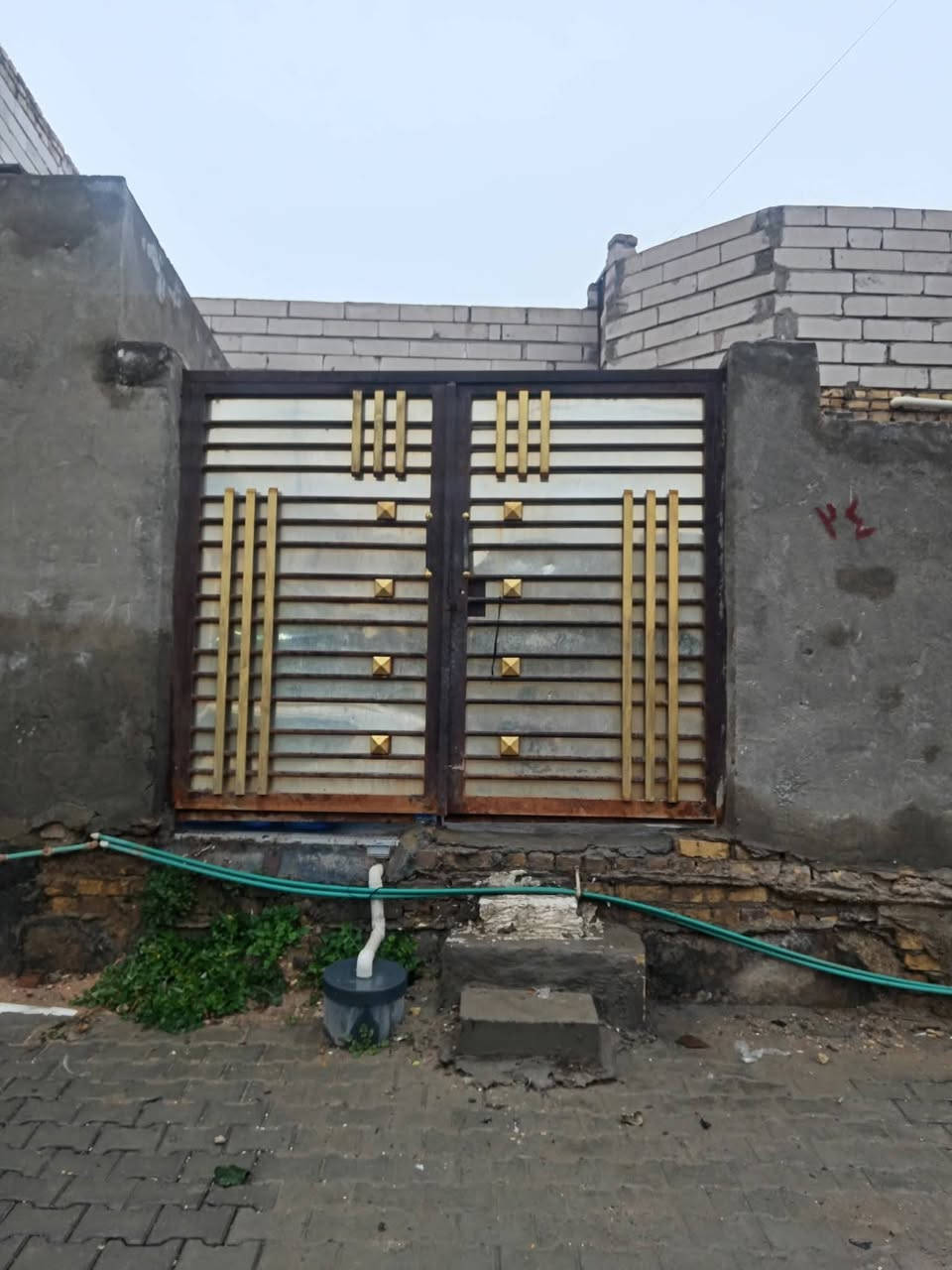 200 متر واجهة 10 ونزال 20 غرفتين صالة طول 9 متر استقبال كراج سيارة صيحات خارجية وداخلية محل موجود الشارع عرض 15 متر موقع ممتاز ارتفاع ممتاز زائد تبليط مجاري موبايل *********** واتساب
