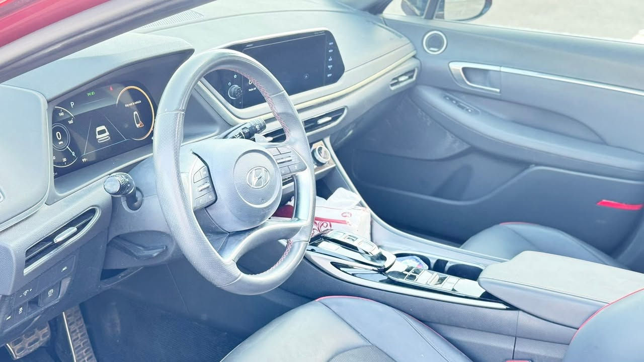 للبيع هيونداي سوناتا موديل 2023 فول 
رقم اربيل ترقيم جديد وكالة تحويل مضمونة
حادث بنيد فقط بدون ايرباك بدون دواخل 
واجت من امريكا حافة الباب الخلفي وحافة جاملغ 
السعر 185
المواصفات : 
1 - بانورما 
2- لايتات ديناميكي 4 عدسات 
3- حساسات امامي خلفي 
4- رادار امامي خلفي جانبي 
5 - تدفئه كشنات
6- مكينه 1,600 تيربو 
7-كامرات خلفيه
8- كشنات كهرباء جلد 
9- لد انارة داخليه بلادي عدة اللوان 
10- تحكم ستيرن جهتين 
11- كروس سرعه + تحديد مسار والخروج عن المسار
12- تشغيل عن بعد 
13- تبريد خلفي 
14- مرايا وسطيه وجانبيه عاكسه للضوء 
15- حساس مطر 
16- سستم صوت بووس 
17-تبريد قطعتين 
18- ستيرن هيتر 
19-شاشه كبير ذكية +ابل كار بلي 
20- الصندوق ذكي يفتح عند الاقتراب منه 
21- شحن لا سلكي 
 السيارة حلوه ونظيفه 
مكان سيارة بغداد 
 وتساب مفتوح ***********
