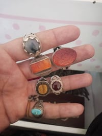 مجموعة من المحابس المتنوعة، البعض منها يحتوي على أحجار كريمة مختلفة مث...