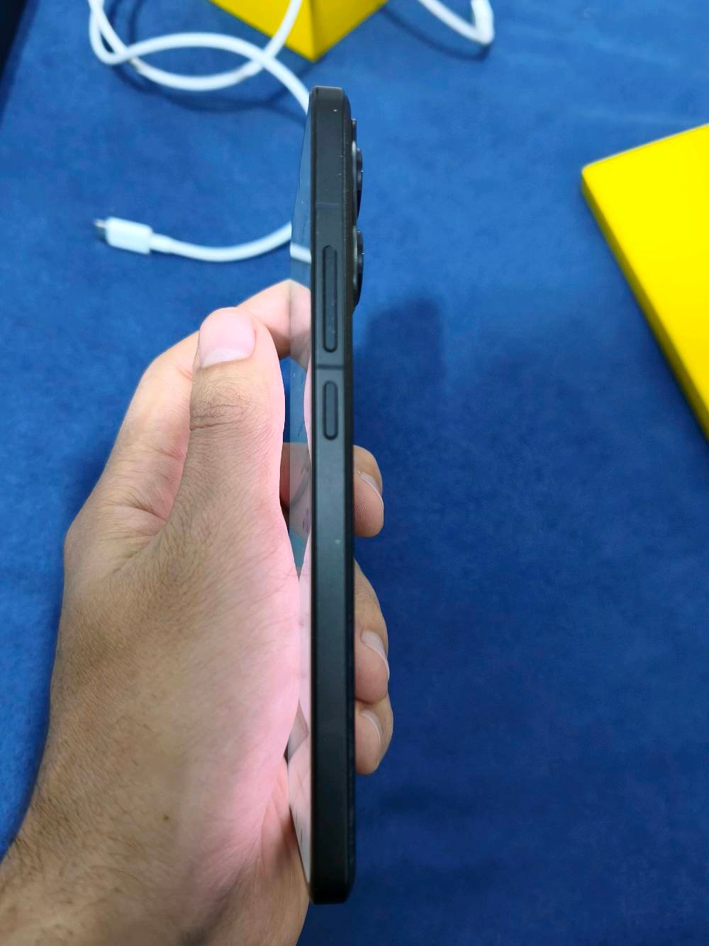 جهاز بوكوفون F6 pro مستخدم للبيع

الشاشة: 6.67 بوصة Flow AMOLED، دقة WQHD+ (3200×1440)، سطوع يصل إلى 4000 نيت، معدل تحديث 120Hz.

المعالج: كوالكوم سناب دراجون 8 الجيل الثاني (4 
نانومتر).

الرام 12 و يمكن التوسعة +12
ذاكرة 512

المميزات: مقاومة الماء والغبار IP64، إطار معدني و مظهر انيق، بصمة تحت الشاشة. 
شحن فائق بقدرة 120W

الكاميرا الخلفية: رئيسية 50MP (مستشعر Light Fusion 800) مع OIS، زاوية واسعة 8MP، ماكرو 2MP.

الكاميرا الأمامية: 16 ميجابكسل.

يدعم تصوير الفيديو بدقة 8K (24 إطاراً)، و4K (حتى 60 إطاراً)، و1080p بمعدلات إطارات مختلفة (30/60 إطاراً)، مما يوفر أداءً احترافياً وفيديوهات واضحة بفضل معالج Snapdragon 8 Gen 2. 

***ملاحظة /// الجهاز نظافة موضحة بالصور
الكارتونة و الشاحنة و الواير اصلي الي يجي وياه موجود 

يعني الجهاز حلو و سلس بالاستخدام و الالعاب و التصوير
الجهاز ما مفتوح و لا داخل تصليح 

سعره 440 الف فقط