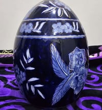 قطعة ديكور على شكل بيضة باللون الكوبالت الأزرق الملكي. هذه القطعة مصنو...