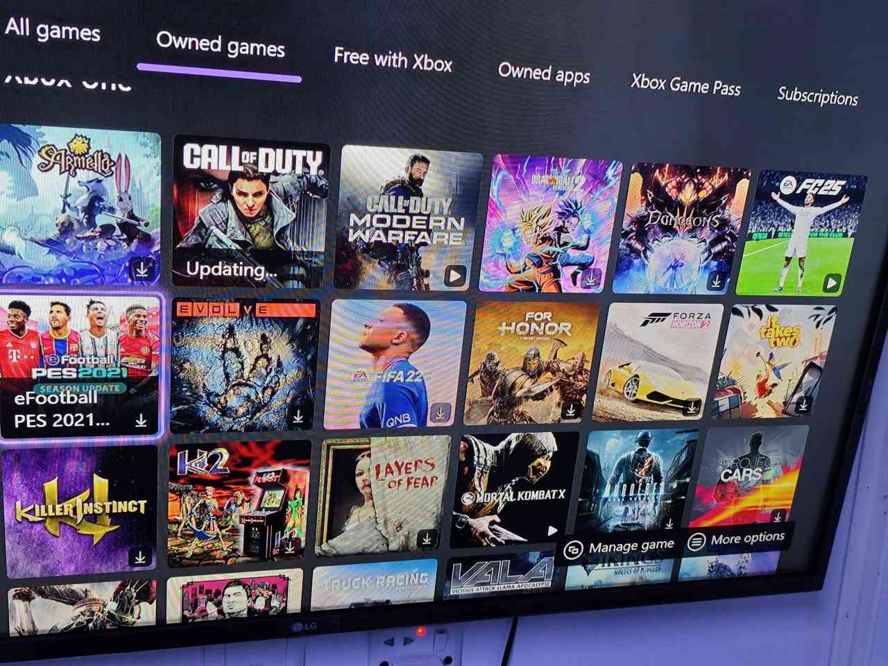 سلام عليكم 
جهاز اكس بوكس 1 فات نص تيرا.
ويا جوستكين والعاب مملوكه مثل ما موضح بالصور وحساب مشترك و4 اقراص.
 رايده مراوس ويه جهاز ننتيندو سوتش مهكر كامل الملحقات.


**إذا كنت صاحب هذا الإعلان وتريد حذفه لأي سبب، رجاءا أرسل رسالة إلى الدعم الفني**