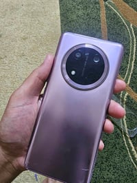 جهاز هاتف Honor X9c لون بنفسجي بحالة ممتازة. يحتوي على كاميرا 108MP لي...