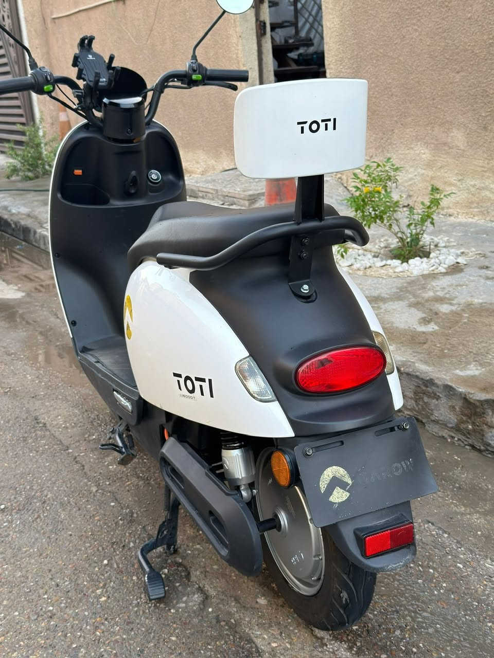 دراجة شحن من ماركة toti باتري عدد 5 (32) امبير 
ملف 1000 
حجم التاير ١٠٠/٣٠ بريكات عاديات 
الكشن طبي
المراية الجانبية بيهة فطر 
اللايت ميشتغل العالي فقط العادي 
الدراجة يجي وياهة سويچين +بصمتين تشغيل عن بعد 
بيهة جوزة قاطع دورة تفصل نارية عن البطاريات 
حجمهة بالضبط مثل حجم دراجة عبد الحليم ومثل متلاحضون بالصور بالشكل هم تشبهة 
اشاير يمنة يسرة
 نضام البارك 
هورن
٣ سرع الدراجة السرعة الحقيقية ٥٧ كم 
بطارية وحدة شوية تعبانة والباقيات مبيهن شي 
بيهة منفذ شحن ups 
شاشة دجيتل تبينلك السرعة ونسبة الشحن والعطل ان وجد لا سامح الله 
الدراجة مشخطة شخوط كلش بسيطة 
تمشيك 50 كم /سرعة معتدلة 

السعر ٦٥٠ الف وبيها مجال
مكاني بغداد / البياع 
رقم تلفون :*********** متوفر واتساب
