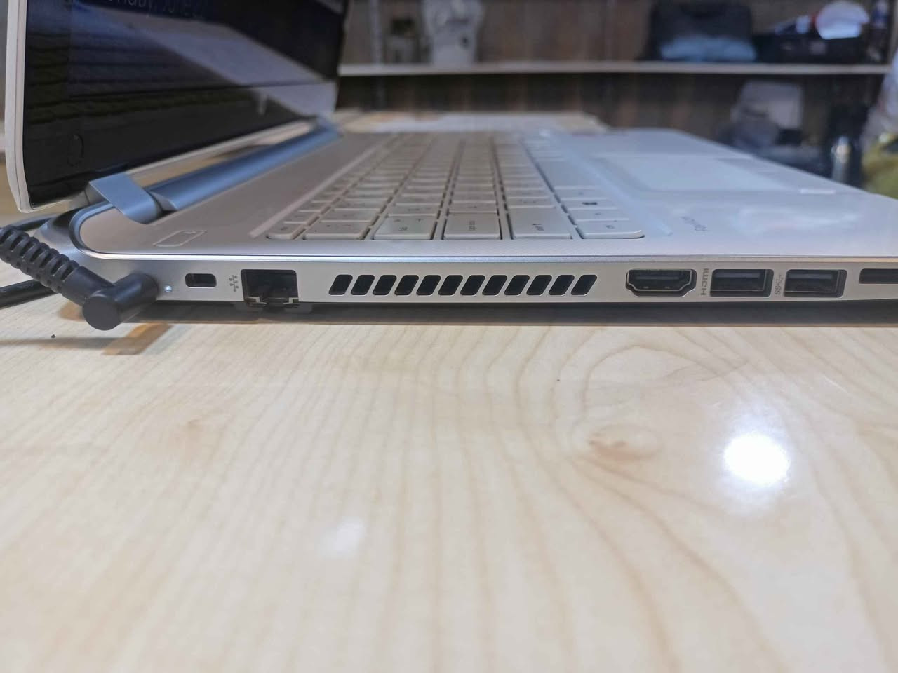 لابتوب HP Pavilion
* معالج i3 الجيل الثالث 
* رام 8 گيگا
* هارد 256 گيگا SSD
* كارت الشاشة خارجي AMD Radeon HD 8670M (بذاكرة 2 جيجابايت) 
* الشاحنة الاصلية 90 واط 
* السعر 125 الف دينار شامل التوصيل
يوجد توصيل لكل محافظات العراق موصل, نينوى


**إذا كنت صاحب هذا الإعلان وتريد حذفه لأي سبب، رجاءا أرسل رسالة إلى الدعم الفني**