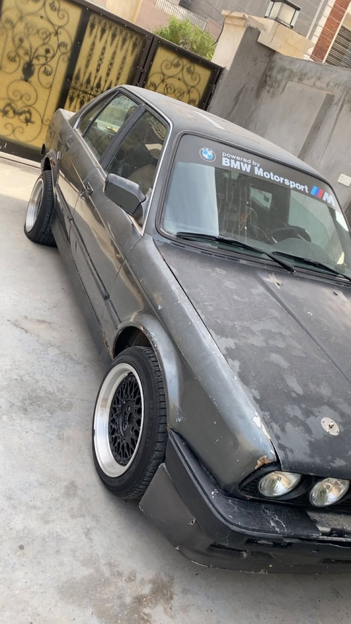 سلام عليكم 
زعره للبيع 
محرك m54 تحويره جديده صدر جديد 
نقصها صبغ وتغليف تنته 
بطاين جدد تايرات خلفي جدد 
صاحبها يريد تحويل رقم أنبار 
عنواني. سيديه .دوره 
*********** 
سعر ٢٧
