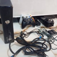 ابلي إكس بوكس 360يحتوي على 2جوستك  وبيه بطاريات شحن 2 وبيه  وايرات شحن...