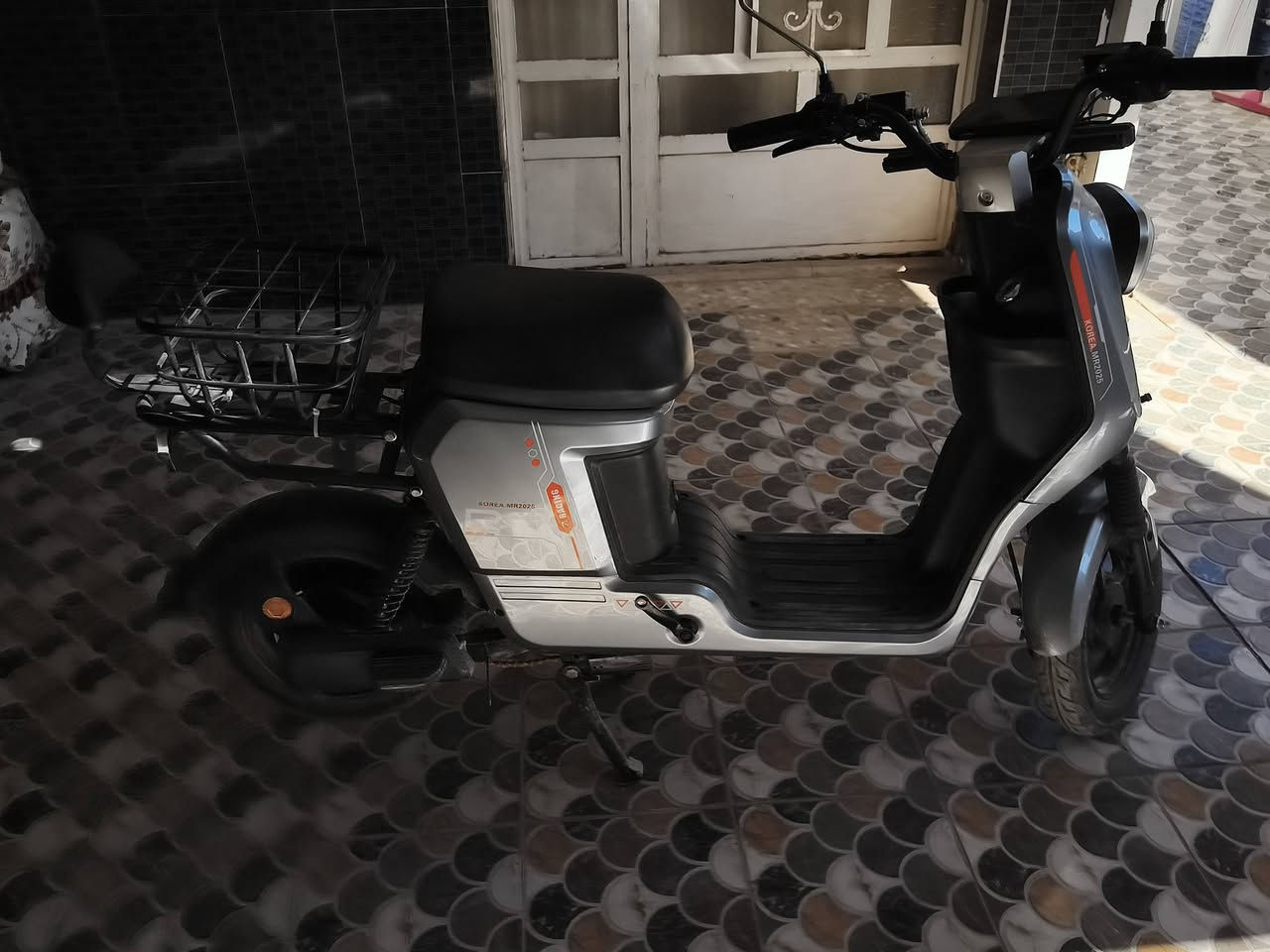 بسم الله الرحمن الرحيم 🌷
بايسكل شحن 🔋⚡
النوع: R9
الشركه: MR. KOREA
عدد البطاريات: 5 ~ 16فولت ونلي ليثيوم
عدد النمر :4
السرعه:99
الحاله: مستخدم  صارلي شهرين من اشتريته اروح بي للمدرسه واجي
المواصفات: فول 1/1
 بريكات دسك امامي وخلفي ~ بصمات 2 وسويجات2 وكارتات2
ملاحظة: السله اني حاطها وره والكشن الوره موجود 
سبب البيع: اشتريت دراجه بانزين
السعر💵:510 الف وبي مجال
للاستفسار : ***********
الموقع : بابل
