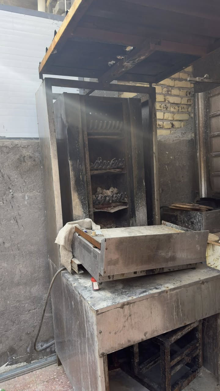 شوايات كص وفرن للبيع 

‏شواية كأس على الحطب فكرة جديدة ومميزة وسعرها 700 مع الميز بحاله جدا جيده اخذتها ب1000$
مع الصينيه وشيش شيش الكص وسكينه اوستار مصطفى مع استان شد كص 
______________
شواية كص ام الماطور بيها ماطور يفر الشيش 
مع الشيش وسكينه اوستار مصطفى وسكينة تشريح وصينية 
سعرها 550 الف 
مع استان شد كص
_______
عنواني السماوة 
مجال بسيط 
***********
