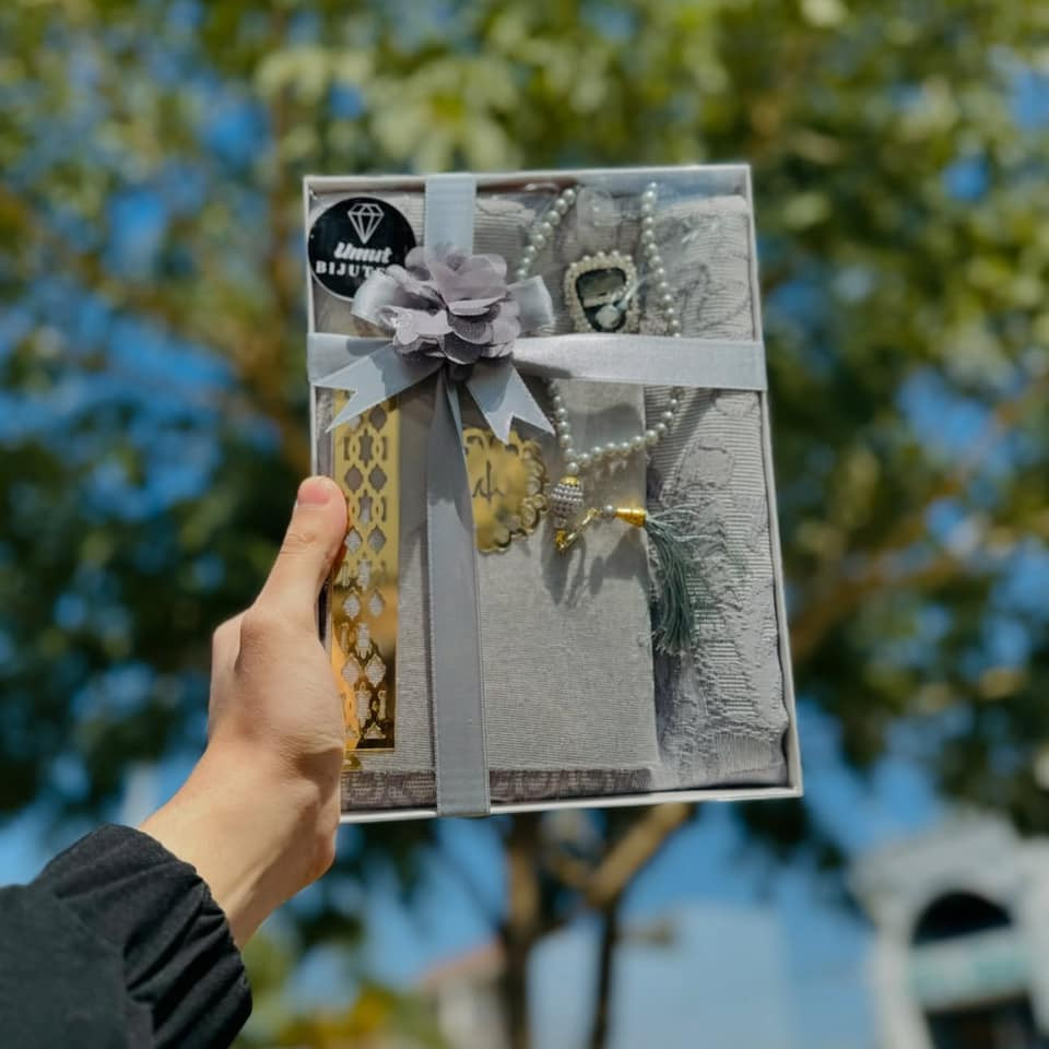 وما الأم إلا نعمـة تعـجز الحروف عن وصـفها👑❤️‍🔥
حصـرياً اتوفر بـكج الحقـيبة الـراقي 👀💯

✅يحتوي (سجادة + قران + فاصلة + سبحة عادية + سبحة الكترونية) 

للحجز والاستفسار مراسلة الصفحة 
او واتساب *********** 

يوجد خدمة توصيل لجميع المحافظات 

#مكتبة_محمد_للهدايا 

#هدايا #العراق #عيد #هدية #تسوق #حب #رمضان #الام #فرح #تغليف #صلاة #سجادة #سبحة #حقيبة
