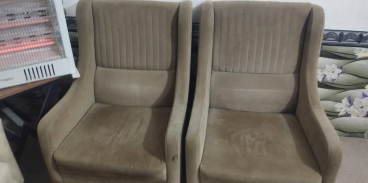 كراسي خشب مودرن الأصلي مستعملات
الخشب والاسفنج الأصلي 
يحتاجون دوشمة 
سعر 50 

***********
