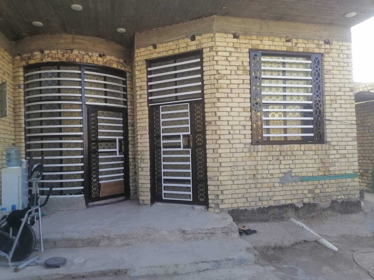 بيت للبيع في حي الحسين مساحته ٣٠٠ يحتوي على ثلاث غرف ومطبخ واستقبال علئ شارع 20 قرب  المدارس الصينية مطلوب إسكان 45 مساحه بليد105وبي مجال انتصل علئ رقم ***********
