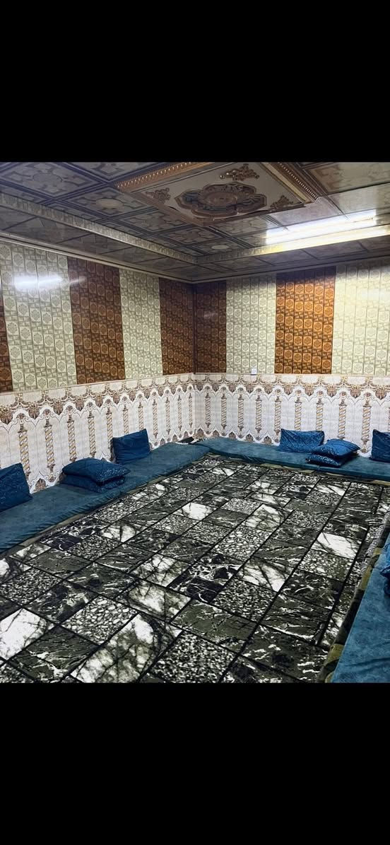السلام عليكم 
 بيت للبيع 
مساحة الأرض 350 متر 
يتكون من ثلاث غرف ثنين كاملات وحده قيد الأنشاء 
+ ربعه هول مطبخ مجمع صحيات داخل و خارج 
البيت كلو سيراميك و سقوف حديثة 
سند رسمي 

الموقع الشرقاط بعاجه قرب المثلث 

السعر 43 وبي مجال 
للأستفسار اكثر اتصل على ***********
