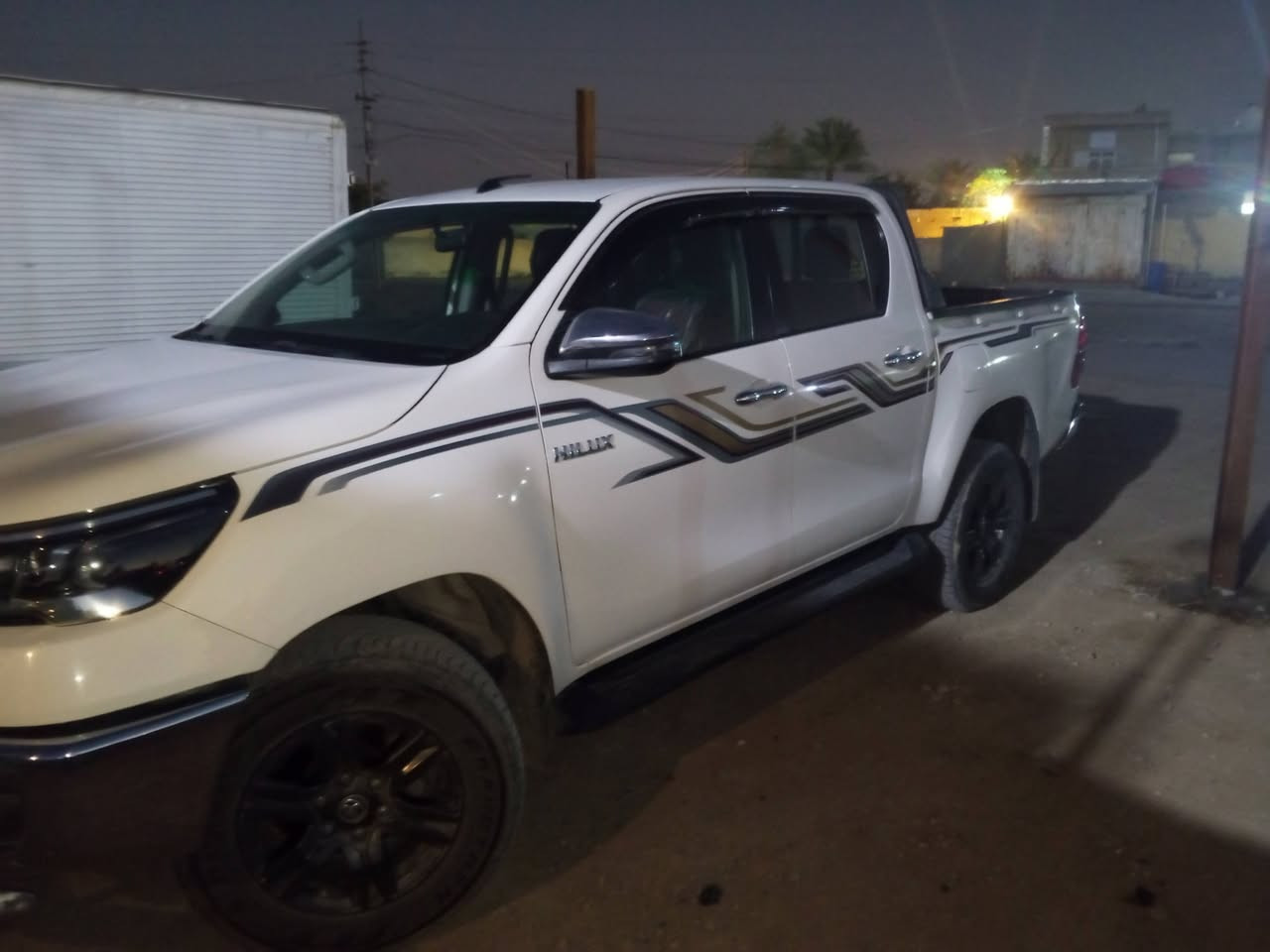 سلام وعليكم للبيع هيلوكس مديل 21فور ويل كير اوتماتيك 
تدفئه بل كشنات+مثبت كروس سرعه+بصمه ابواب+بصمه تشغيل سياره مدوشمه وارضيه جلد فور ويل شغال كامره وحساسات خلفيه شاشه جبيره سياره كفاله لا ضربه ولا حادث مكاني بغداد المدائن الستفسار اتصال عل رقم ‏‪***********‬‏ السعر 295
