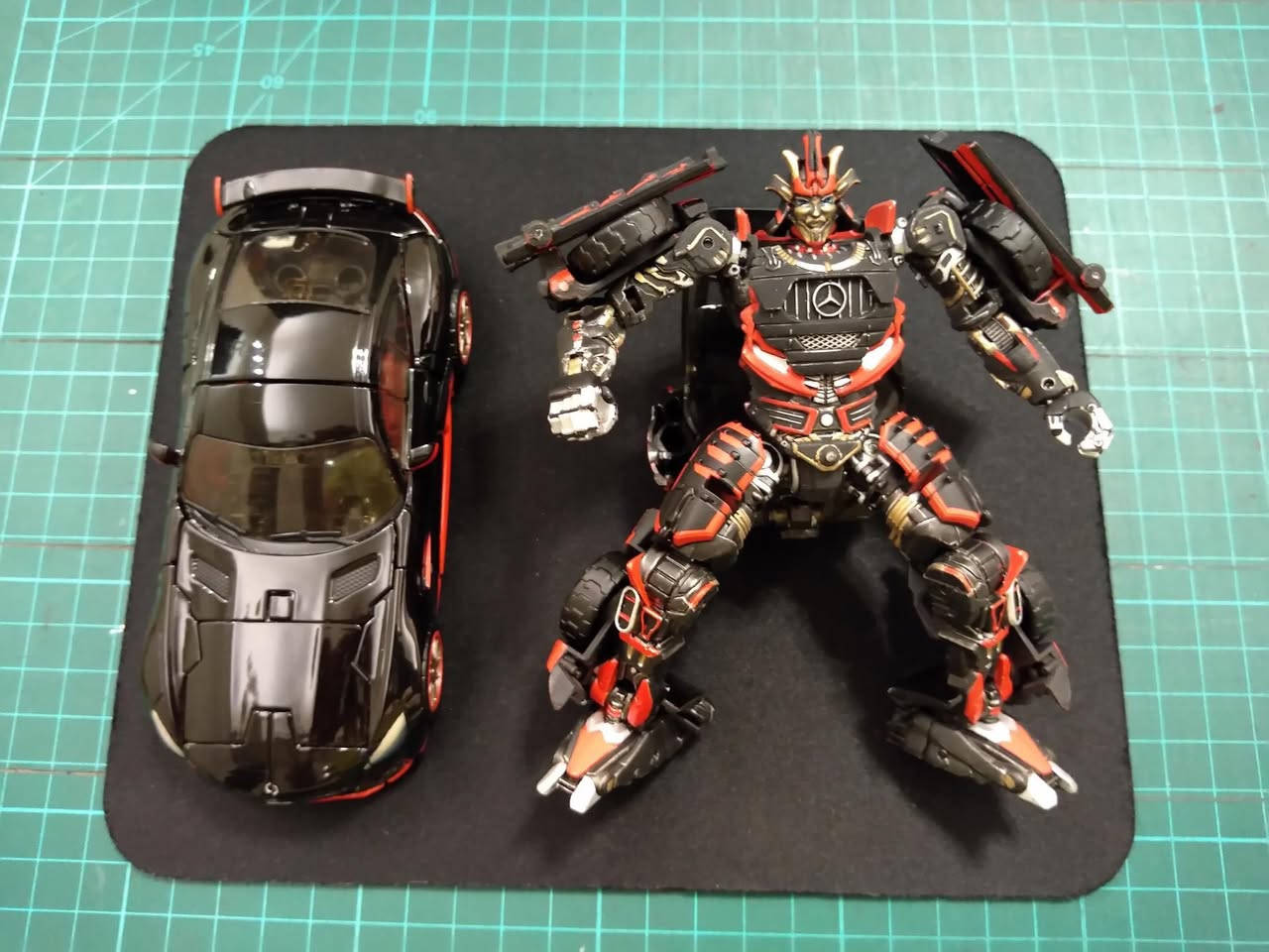المجسم هو Autobot Drift من سلسلة أفلام Transformers، وتحديداً من إصدار Premier Edition لفيلم The Last Knight (المتحولون: الفارس الأخير).
تفاصيل المجسمالشخصية: أوتوبوت دريفت (Autobot Drift)، وهو محارب ساموراي يتحول إلى سيارة مرسيدس-AMG GT R سوداء بخطوط حمراء.
الإصدار: Premier Edition Deluxe Class، من إنتاج شركة Hasbro.
الملحقات: يأتي الصندوق مع سيوف الساموراي الخاصة بالشخصية (كاتانا).
للمزيد من المعلومات مراسلة الصفحة.
يتوفر خدمة توصيل لجميع محافظات العراق 🚕


**إذا كنت صاحب هذا الإعلان وتريد حذفه لأي سبب، رجاءا أرسل رسالة إلى الدعم الفني**