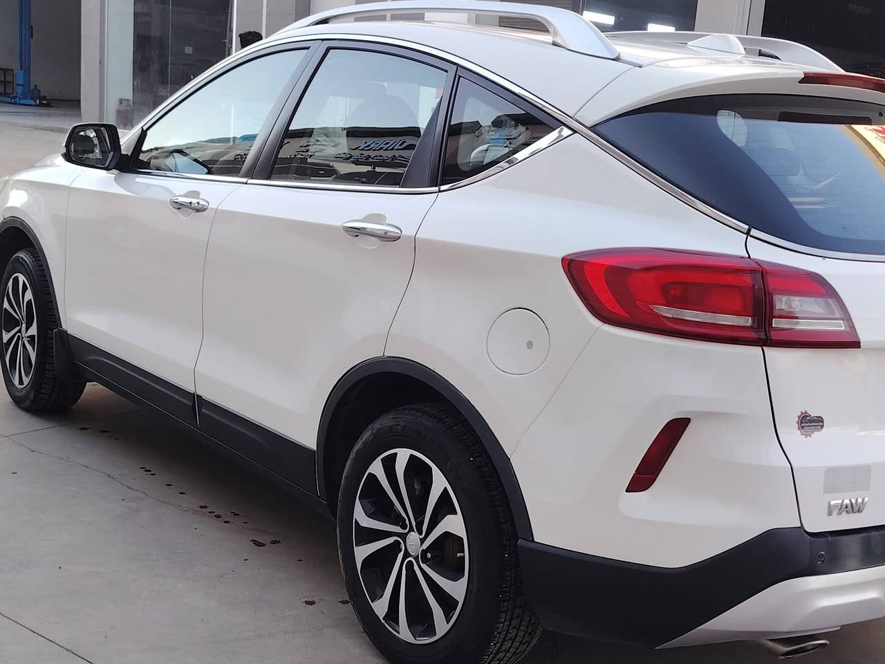 سيارة X80 Faw بيستون
صيني المنشأ بامتياز Suv
باقي عليها  أقل سنة اقساط للمصرف استقطاع الكتروني (ماستر كارد)  رقم بغداد الماني صاحبها الشرعي  بالموصل وكالة عامة من صاحبها الشرعي موظف . 
موديل 2021
سعة المحرك 2000 دوش 
كير أوتو 6نمرات 
مكيف ديجيتال لمس.
نظام مراقبة حرارة الخارج
مرايات  شفط كهربائية تحتوي اضواء إشارة.
مقاعد جلد.
مقاعد تدفئة.
تحكمات مقود جهتين
مثبت سرعة.
شاشة لمس 11 بوصة
بصمة تشغيل داخلية 
بصمات خارجية للابواب.
فتحة سقف بانوراما.
نظام فرامل دسكات امامي خلفي.
نظام توزيع قوة الكبحABS.
حزمة الثباتEBD.
تقنية ESP +TCS الإلكتروني
وسائد هوائية عدد 2.
كاميرا خلفية دوارة.
حساسات امامية خلفية.
مانع سرقة.
نظام  TPMS لقراءة هواء الإطارات.
سايد بريك بصمة.
خمسة ويل كب.
لدات زينون وكشاف ضباب .
8 مكبرات صوتية عالية الدقة .
كومبيوتر رحلات.
سيارة كلش راقية وبكفالة عامة مع كافة الضمانات  
فقط بيها تقليم بجهة باب اليسار من جهة الخلف ... السعر  98$

للاستفسار مراجعة مكتب منار الحدباء لتجارة السيارات وتنظيم عقود بيع وشراء السيارات موصل حي المثنى فرع إعدادية الرسالة

***********
***********
