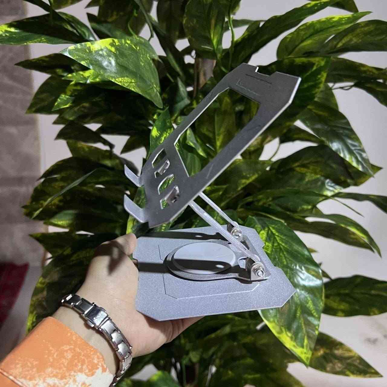 ستاند ومسند معدني قابل للطي للموبايل والأيباد (Foldable Metal Holder)
ستاند مكتبي معدني متين وقابل للطي بالكامل، مصمم ليوفر ثباتاً ممتازاً وزوايا رؤية مرنة ومريحة للهواتف الذكية والأجهزة اللوحية أثناء الاستخدام اليومي.

• هيكل معدني متين وعالي التحمل: مصنوع بالكامل من معدن كاربون ستيل (Carbon steel) لضمان المتانة وعمر استخدام أطول.

• دوران كامل 360 درجة: قاعدة الستاند تدعم الدوران بزاوية 360 درجة لتغيير الاتجاه بسهولة وسلاسة.

• تعديل حر للارتفاع والزاوية: يتميز بذراع قابلة للتعديل والتحكم بالارتفاع والزاوية (دوران المفصل 180 درجة) لتوفير أفضل رؤية مناسبة لك.

• ثبات ممتاز ضد السقوط: تصميم هندسي ثابت يضمن عدم تمايل أو إنزلاق الأجهزة أثناء وضعها عليه.

• حماية من الإنزلاق: يحتوي على قطع سيليكون مانعة للإنزلاق (Anti-slip silicone) لحماية جهازك من الخدوش وتثبيته بأمان.

سهل الحمل والتنقل (Easy Pack)ستاند قطعة واحدة قابل للطي بشكل مسطح وكامل، مما يجعله سهل الحمل والاستخدام في أي وقت وأي مكان
ستاند ومسند معدني قابل للطي للموبايل والأيباد (Foldable Metal Holder)
السعر 15 الف والتوصيل بغداد 3 الف والمحافظات 5 الف
***********
