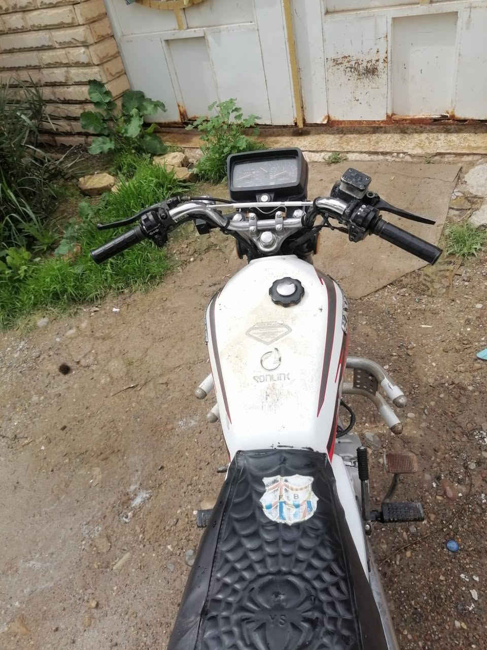 السلام عليكم سيفان ٢١ اوراق كامله ماطور جديد بس الجاملوغ الخلفي مكسو السعر ٤٠٠ وبي مجال الاتصال ***********
