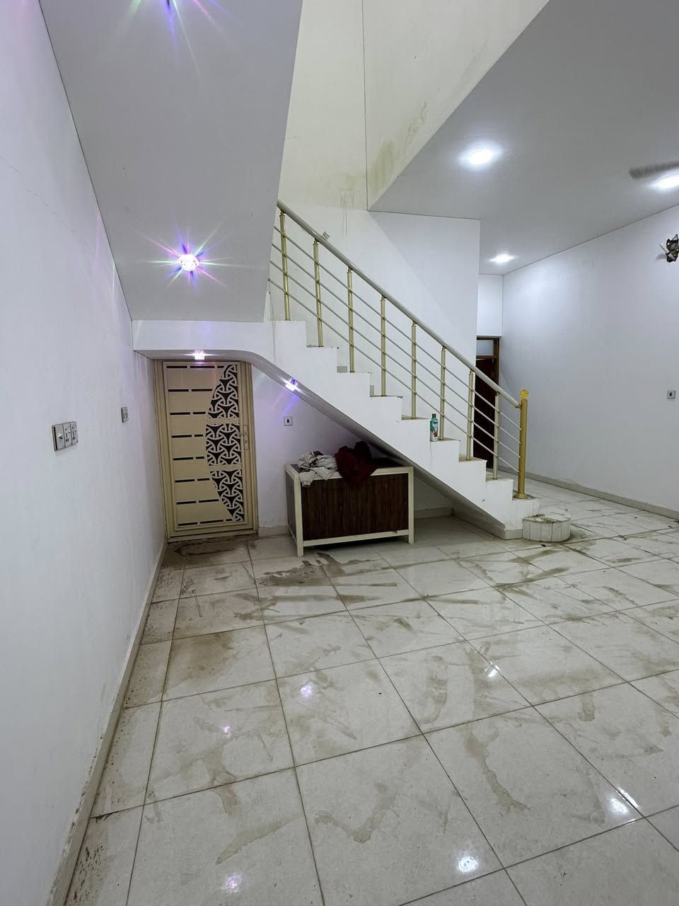 سلام عليكم دار 🏡للبيع طابو صرف بل سكان بل 4000 الف مساحه 120 متر بناء حديث طابوك صب كونكريت درجه أولى بناء غرفة وصاله ومطبخ ودونيه وصحيات وبيتونه ودرج وستار البيت على تبليط السعر والاستفسار  نصال على راقم 
وتساب متوفر 
***********
