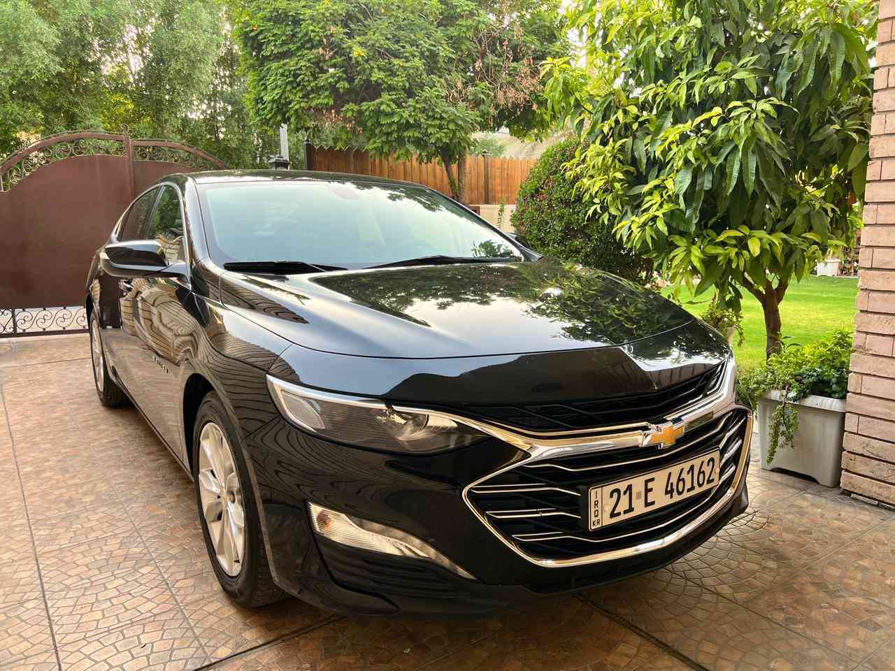 السلام عليكم 
(((السيارة خليجية اخوان))) 
استيراد الشركة العامة السيارة مكفولة كفاله عامة 
للبيع ماليبو 2022 رقم سليمانية 
السيارة جديدة كلش بالعافية على الياخذها
كير at المرغوب 
ماشية 55 كيلو 
مكفولة كفاله عامة خليجي بارد بسيط جداً مال دراجة ورايح مختفي 
‏‎المواصفات 
‏‎ بصمه تشغيل و ابواب + جنطه
‏‎حساسات خلفية 
محرك 1500 توربو 
كير at المرغوب 
‏‎مانع انزلاق
‏‎تشغيل عن بعد 
‏‎لدات اماميه نهاري 
‏‎تبريد قطعتين امامي خلفي 
‏‎شاشه كبيره تدعم  Android Auto/car play
‏‎خرائط Gps
‏‎كامره خلفيه 
‏‎كروز مثبت سرعه
تحديد مسار
‏‎شاشة ضبط واعطال بل دشبول
‏‎منافذ USP/ 12V /Tip C
‏‎مانع انزلاق 
 متوفر واتساب***********‏‎
‏‎مكاني بغداد الدورة
