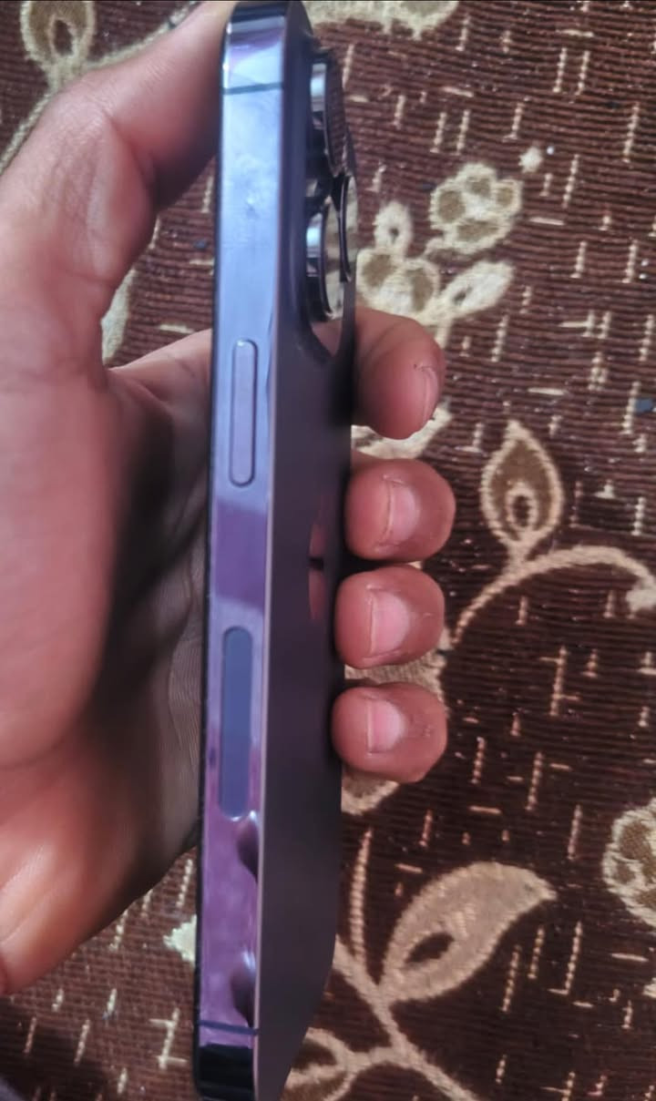 ١٤ برو نسخه الايسم 
ذاكره ٢٥٦ بطارية 95 
نضيف جداً 
سعره٦٥٠ 
شاحنه وكفر فقط
للتواصل  خاص او واتساب
***********
