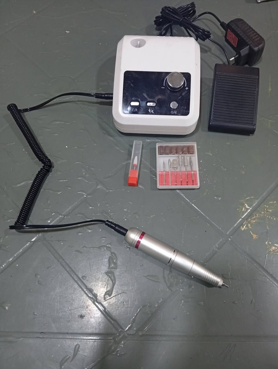 قطعتين كلش حلوات الاولى للاضافر مبرد على الكهرباء مع كامل ملحقاته ويستخدم أيضاً للاحجار الكريمه للنقش كذلك والثانيه بارمه للشعر شحن وتنطي حراره تسوي الشعر كيرلي ثنينهن ب٢٧ الف بس على اول تم واكو توصيل الكل المحافضات ٥ الاف واتساب ***********
