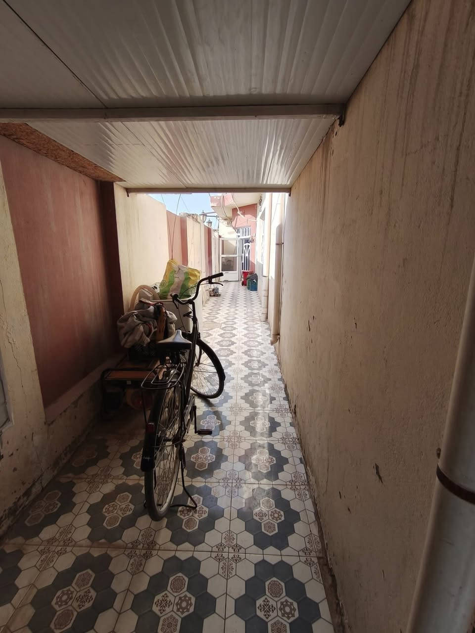 #دار_للبيع طابو صرف في منطقة الإسكان، مقابل حائط الزراعة على الشارع العام.
- المساحة: 100 متر مربع مع فضلة 100 متر.  
- الموقع: ركن على شارعين.  
- المواصفات: عكادة وطابوق، أساس كونكريت مرتفع عن مستوى الشارع.  
- عدد الطوابق: طابقين.  
تفاصيل الطابق الأول:  
- حديقة وكراج.  
- صحيات داخلية وخارجية.  
- غرفتين، صالة، واستقبال.  

تفاصيل الطابق الثاني:  
- 3 غرف نوم.  
- صالة.  
- سطحين. 
==========================
🔺#للاستفسار الاتصال ع الرقم التالي 
ارشد ***********📲 
==========================
او مراسله واتساب 
http://wa.me/+964*********** 📲  ==========================
او زيارة مكتبنا 
🔺مكتب دره المشرق للاستثمار والتطوير العقاري 
🔺العنوان:-حي الجزائر قرب مأكولات تشرين
