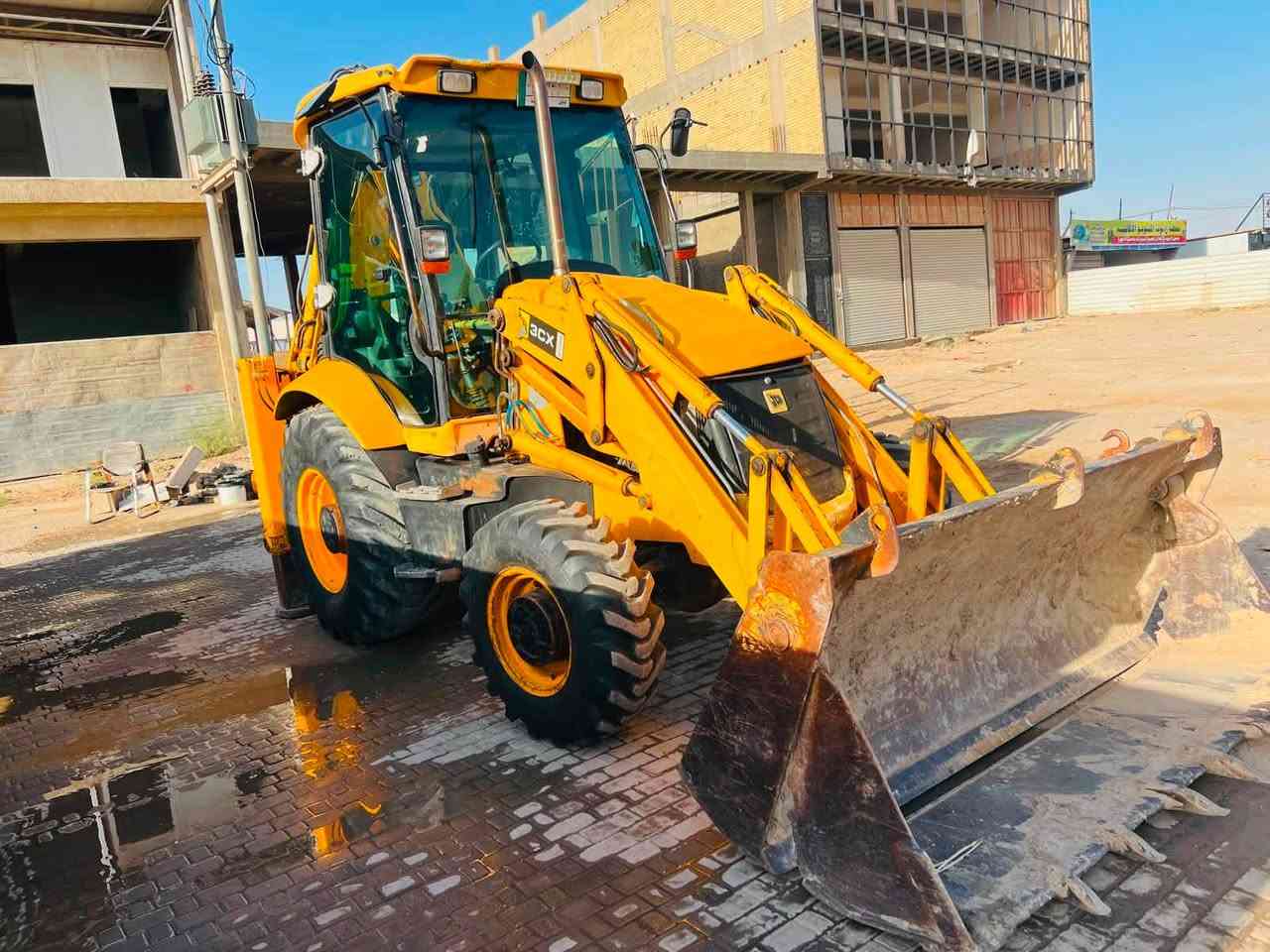 السلام عليكم 
جي سي بي موديل 2008 اسلايت كماش بم ونوزل ..للبيع الاتصال ***********
