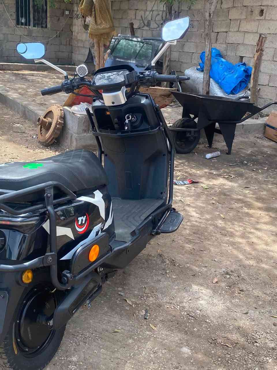 سلام عليكم دراجه شحن للبيع نوع سكنس 318 فول مواصفات  دراجه بعدها بل لايلون ست بطاريات 🔋 فول بس بيهن نفخه بصيطه بس كلهن يقرن فول بصمتين تشغيل عن بعد عقل رياظي السعر 500 بيه مجال العنوان حي شهداء قرب جامع التقوى الرقم ***********
