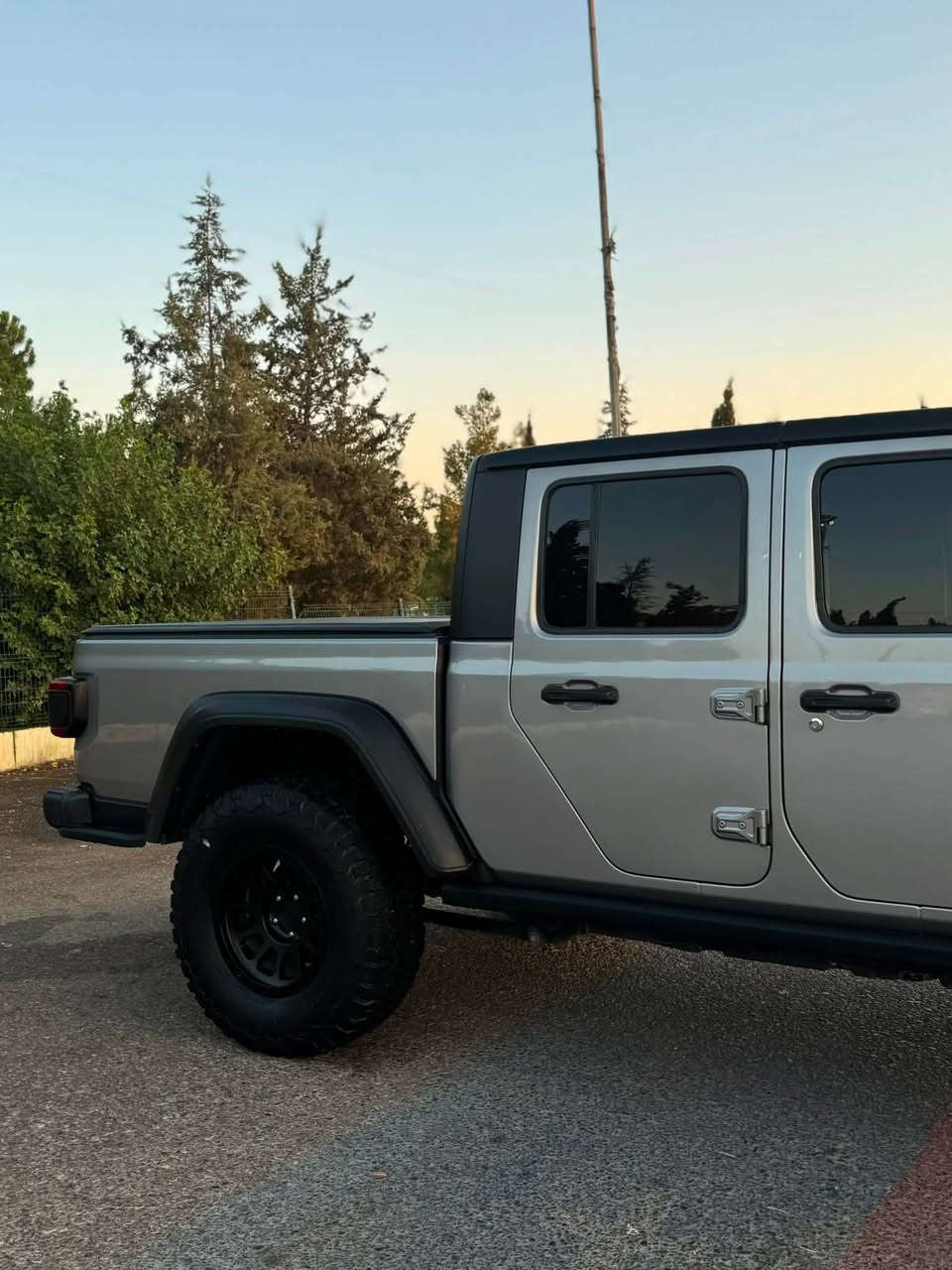 ‏👑JEEP GLADIATOR 👑
RUBECON 🚀
جيب گلاديتور روبيكون 💪

لون مميز🫡 

لون رصاصي مميز🩶

رقم وسنويه جديد 

هزه وفحص كله جديد

‏‎الموديل:2020

‏‎المحرك : V6.  3.6L .

‏‎العداد. 83000 ميل

السياره كلين بدون ضرر

المواصفات

*لايت وبك لايت لد اصل شركه
‏‎* دفع رباعي 4x4 .
‏‎* ويل للطرق الوعرة قياس 17 انج. 
*مقاس اطار 315/70/17
‏‎* مساحة تخزين اضافية تحت المقاعد الخلفية .
‏‎* شاشه 7 أنچ . 
‏‎* كاميرا خلفية مع امكانية التقريب (زوم) .
‏‎* حساسات خلفية .
‏‎* نظام (Auto Break System) مانع تصادم خلفي .
‏‎* مرايا مع خاصية التعتيم الذاتي  .
‏‎* تشغيل عن بعد .
‏‎* دخول ذكي (بصمة) .
‏‎* سقف 3 قطع قابلة للازالة .
‏‎* ابواب قابلة للازالة .
‏‎* زجاج امامي قابل للطي .
‏‎* غطاء للصندوق الخلفي قابل للطي .
‏‎* عزل كامل للصندوق والباب الخلفي مقاوم للخدوش .
‏‎* إضاءة داخل الصندوق الخلفي . 
‏‎* ماخذ للتيار الكهربائي .
‏‎* منظومة كاملة للقطر (السحب) . 
‏‎* نظام (Auto Start System) التشغيل والاطفاء الاوتوماتيكي للتوفير في صرف الوقود .
‏‎* محدد سرعة . 
‏‎* تلفون بلوتوث . 
💵💵السعر خاص💵💵
العنوان 📍اربيل
او اي استفسار الاتصال
☎️***********
☎️***********
