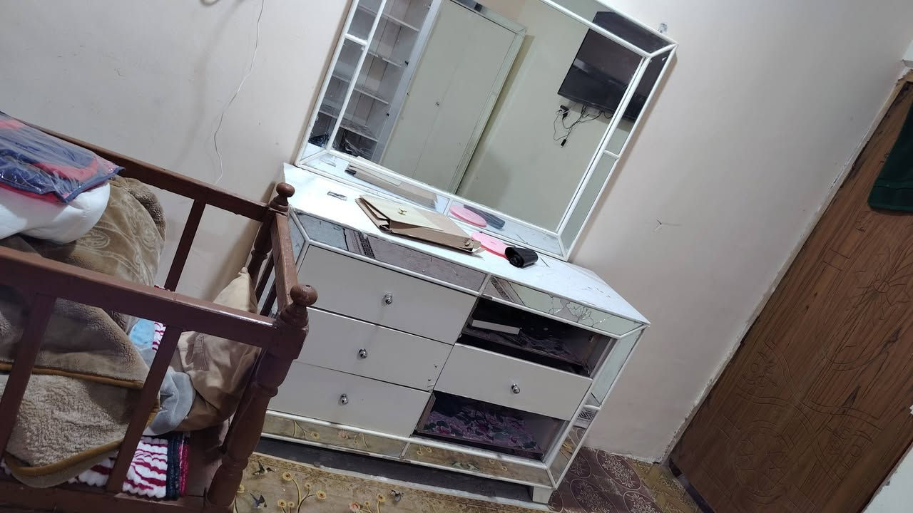 سلام عليكم غرفه نوم للبيع يرادلها ترتيب كويتيه مكاني بصره ابي الخصيب السعر 300وبيها مجال ***********
