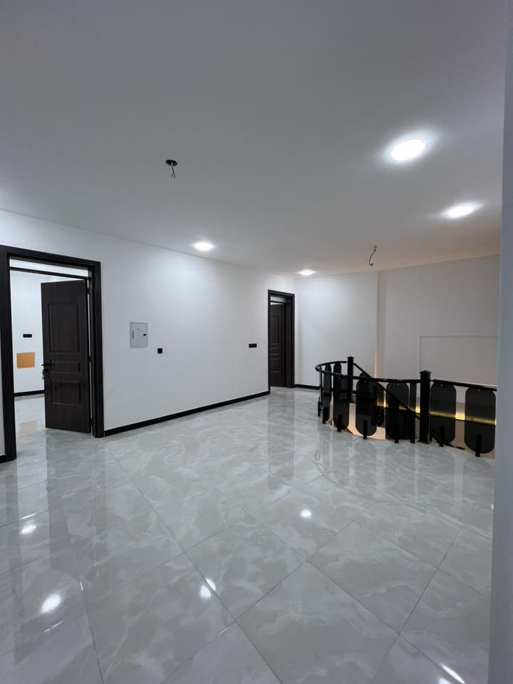 السلام عليكم بيت للبيع مساحه 200متر 
يحتوي على 5غرف نوم 
يحتوي على 3صحيات 
يحتوي على صاله كبيره 
استقبال +مطبخ 
كراج سيارات +حديقه متنفه للبيت 
البيت بالحقيقه أجمل من الصور 
اي استفسار إلاتصال ***********
