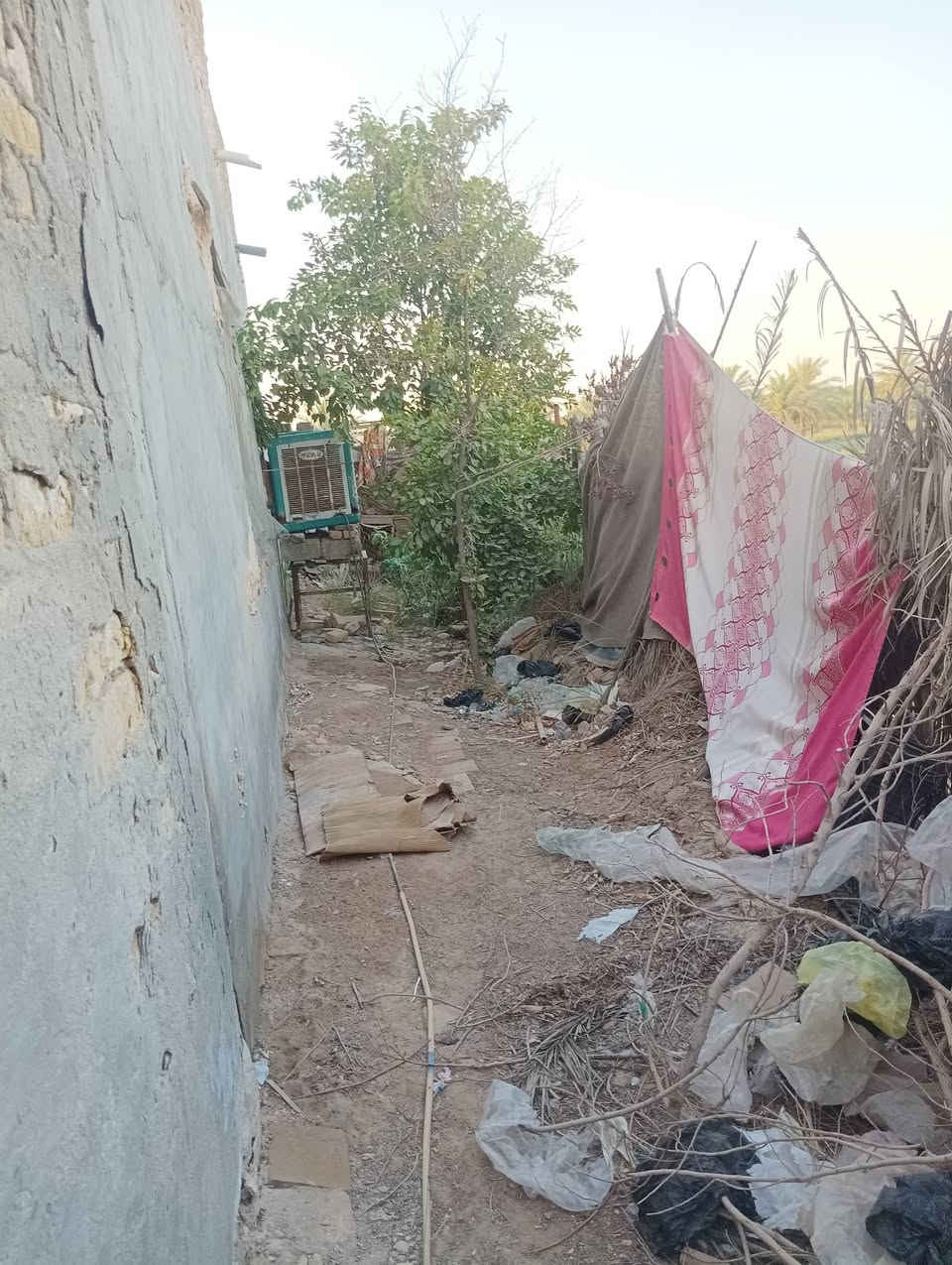 بيت للبيع المساحه 800 متر السعر 50 مليون وبيه مجال للشراي يدلل موقع البيت حي الزهراء على شارع الشريفات ***********
