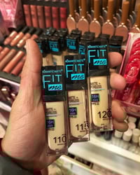 توفر كونسيلر فت مي يتميز بتركيبة الخفيفة التي تتماشى مع جميع أنواع الب...