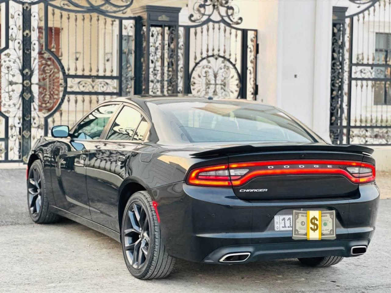 دوج چارجر ٢٠٢٢ اسود sxt  مواصفات عاديه وارد أمريكي تقرير غرق تعمل وتسير دعامياتها مكفوله من الصبغ بيها شخطين بالأبواب عكس السايق خفيفات رقم بغداد سياره جاهزه من كلشي مكينه گير صدر تايرات تبريد كهربائيات ما بيها اي سيرفس مشتغل تخم تاير جديد ويل كب ٢٠ دسكات خلفي امامي جاهزه من كلشي وعالفحص تاخذها سونار  مكانها بغداد للاستفسار *********** بغداد, العراق
