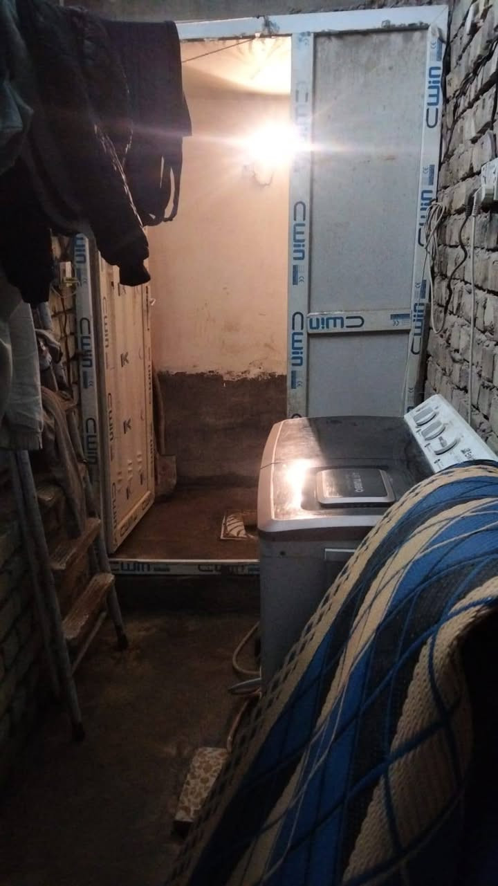 السلام عليكم بيت زراعي للبيع مساحة ٧٠متر مدينة الصدر خلف كراج الداخل شارع المدارس الفرع المقابل المدرسة بناء طابوك رفت سكف صب مسلح واتساب ***********
