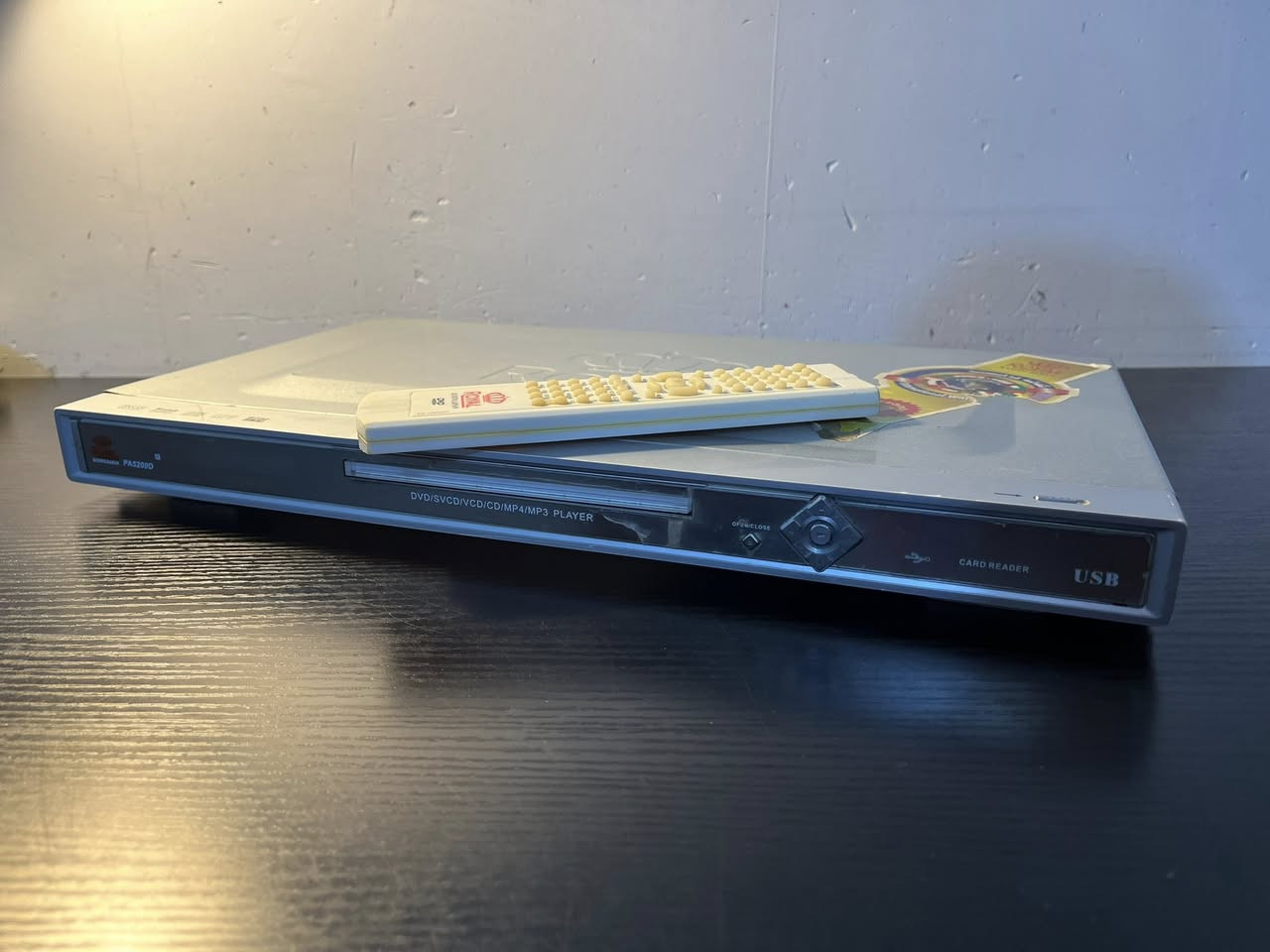معروض للبيع جهاز مشغل أقراص مدمجة ودي في دي (DVD Player) من ماركة ROYAL.
سعر الجهاز 30 ألف فقط
مع توصيل مجاني داخل الحلة

وتوصيل خارج بابل بـ8000 (شركة توصيل)

مــواصــــفـــات الجــــهاز

منافذ القراءة الأمامية:
منفذ USB
قارئ كروت ذاكرة (Card Reader)
 
صيغ التشغيل المدعومة: يدعم تشغيل صيغ DVD / SVCD / VCD / CD / MP4 / MP3 وغيرها.
المنافذ الخلفية
مخرج VGA لتوصيله بشاشات الكمبيوتر أو البروجكترات مباشرة.
مخارج صوت محيطي كاملة (5.1 Channel) تشمل: (FR, FL, CEN, SUB, SR, SL)
مخرج صوت رقمي ضوئي (Optical) وكواكسيال (Coaxial) لنقاء صوتي عالي.
مخارج الفيديو التقليدية (Video, S-Video, Y/Cb/Pr).
منافذ لتوصيل مكبرات الصوت (Speakers) مباشرة مدعومة بمفتاح تحكم خلفي (ON/OFF).

الملحقات: ريمونت الجهاز فقط


**إذا كنت صاحب هذا الإعلان وتريد حذفه لأي سبب، رجاءا أرسل رسالة إلى الدعم الفني**