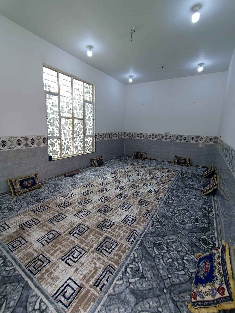 اللهم صل على محمد وآل محمد
بيت للبيع في قضاء الاحرار منطقة المزاك قرية الكم مساحة البيت 850 متر واجهه 22 متر النزال 35 يتكون البيت.. من 3 غرف نوم وصاله ومطبخ واستقبال.
إستقبال 7×4
غرفه نوم 6×4
غرفه نوم 5×4
غرفه نوم 4×4
هول صاله 9×4
مطبخ 5×4
البيت جاهز من كلشي ماعدا الأرضيه صب
الراغب بالشراء الاتصال على *********** _ ***********
