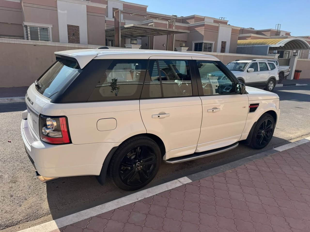 ٢٠١٣ ماشيه ٧٩ الف
نظيفه مابيها كلوب مشتغل
بيها طخات بسيطة مابيها حادث
سبورت بايوكراف
 ٨ سليندر
شاشات
تحكم بالكراسي
سياره جديده ةلش

سعرها ١٦٥

وتساب فقط بيه ***********
