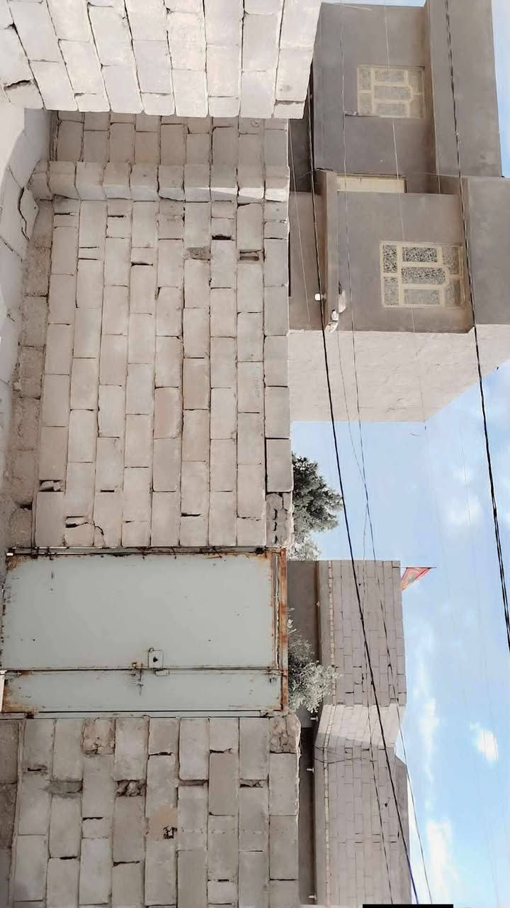 السلام عليكم بيت للبيع  خلف الشقق  الجدد ام العصافير  اقرار محكمه  المساحه 100 متر / مكون من غرفتين ومطبخ وصحيات وعوزه ترميم  + خدمات وشارع تبليط  وكهرباء وماي السعر ب10 وبيه مجال قليل لتواصل *********** واتساب
