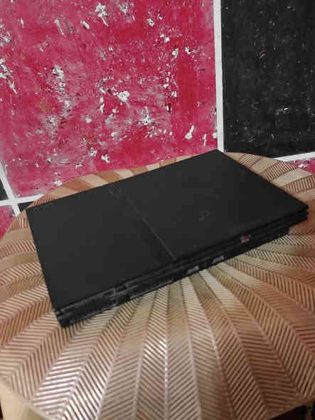 للبيع بليستيشن 2 سلم 
ويا يدتين وحده اصلية و ثانية تجارية مع الميموري و الفلاش يحتوي على 81 لعبه 
السعر 40 الف 
للتواصل ***********
