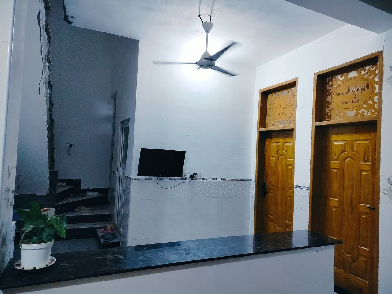 السلام عليكم بيت 100م 10×10يتكون من استقبال وصالتين ومطبخ و 3غرف و3حمامات بناء حديث البيت صارله 6اشهر من انسكن موقعه كربلاء فريحه منطقه اللايح يبعد عن طريق كربلاء 200متر وعن الامام 5دقايق للاستفسار الإتصال ***********
