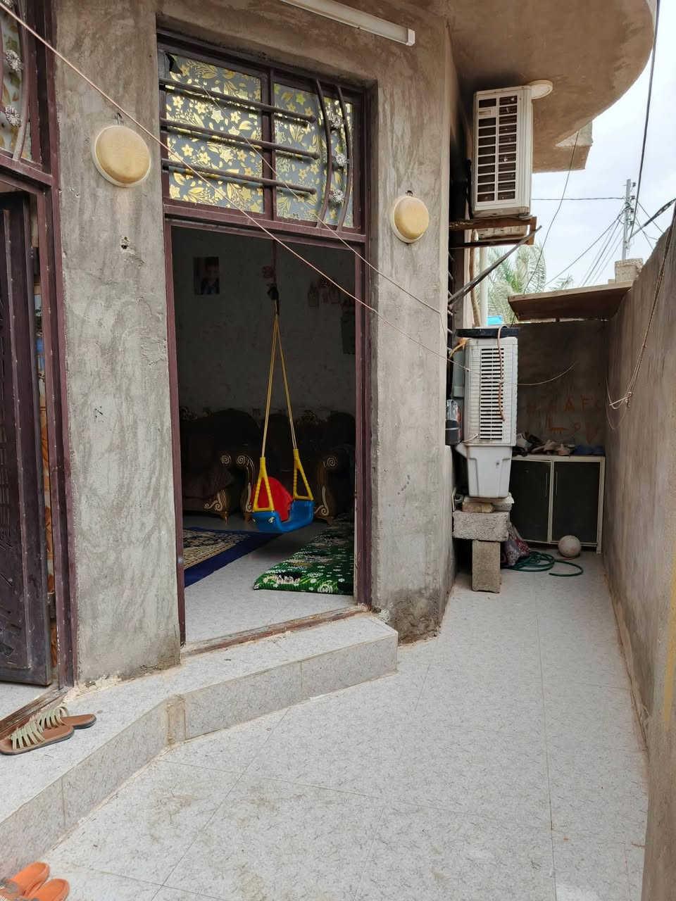 السلام عليكم دار للبيع  لا مراوس  سعر 45 بي مجال مساحه 120 ركن الموقع ديالى بعقوبه بهرز نزلت علي الهادي قرب نوري مختار  زراعي قرار 25 متكون من استقبال صاله مطبخ وغرفه طابق واحد اي استفسار هذا الرقم ‏‪***********
