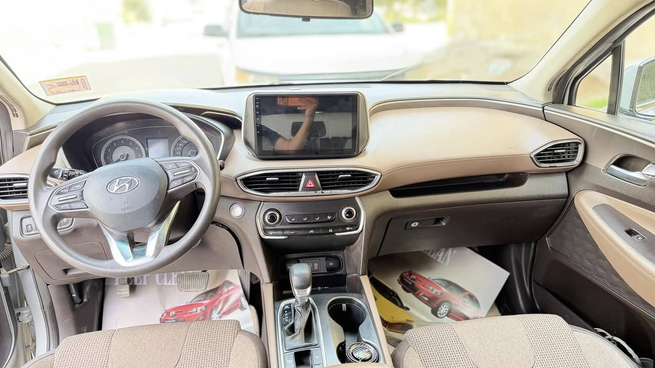 للبيع هيونداي سنتافيا 2019 خليجي 

• مكينة 3.5 V6 قوية وناعمة
• وارد خليجي
• دبل (AWD)
• جير أوتوماتيك 8 سرعات
• شاشة كبيرة مع نظام ملاحة (Navigation)
• كاميرا خلفية مع حساسات أمامية وخلفية
• تشغيل بصمة ودخول ذكي
• كراسي جلد كهربائية مع التدفئة والتبريد
• تحكم بالسكان ومثبت سرعة
• مرايا كهربائية مع طي كهربائي
• أضوية LED ونهارية
• فتحات تكييف وتبريد للصفين الثاني والثالث
• جنوط وكالة
• 3 صفوف (7 ركاب)

📊 الممشى: 80,000 كم فقط.

ملاحظات:
• جاملغ مصلح
• البَنيد مبدل أصلي
• الفحص مرحب به

السيارة استخدام شخصي ونظيفة جداً، والمحرك والشاصي بحالة ممتازة ولا تحتاج أي صرف.

🚗 السيارة باسمي وتحويل ثاني يوم
السعر (185) وبيها مجال 
الرقم :***********
