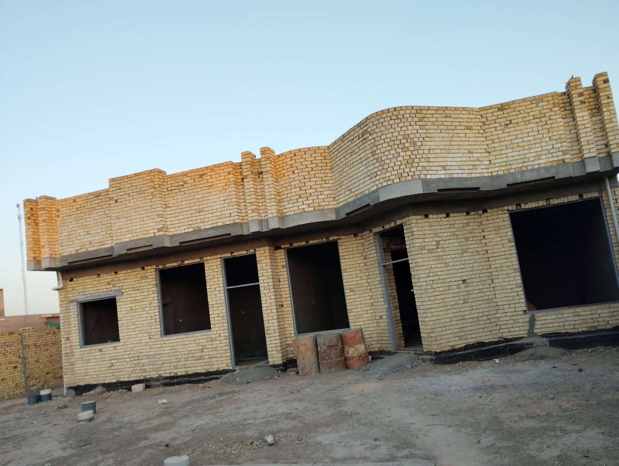 السلام عليكم اخوان بيت هيكل 170 متر بناء مساحه القطعه الكليه 1250 عوزه بس لبخ جص وارضيه وشبابيك كما واضح بالفيديو بالصور موقع البيت نزل ساده البحرنا مقابيل المولده مال ابو علاء بالشارع الفرع 8 متر تبليط خدمات كامله سعر 130وبي مجال ***********
