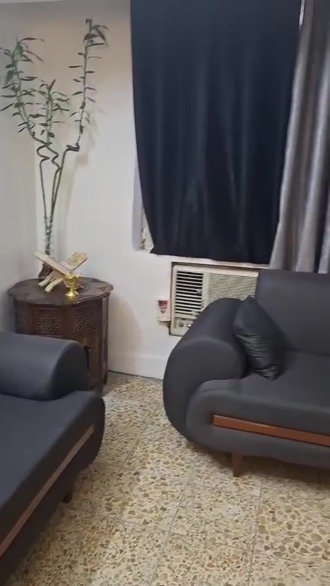 تخم جديد مامستعمل وصينا وطلع صغير قياساته للصاله تركي ١٠ مقاعد اثنين كبار ٣ مقاعد ووحده ٢ مقعد وكراسي اثنين قبل يوم استلمته لون رصاصي طوخ وبيه ١٠ كوشات سعره ب٦٠٠ وبيه مجال


**إذا كنت صاحب هذا الإعلان وتريد حذفه لأي سبب، رجاءا أرسل رسالة إلى الدعم الفني**