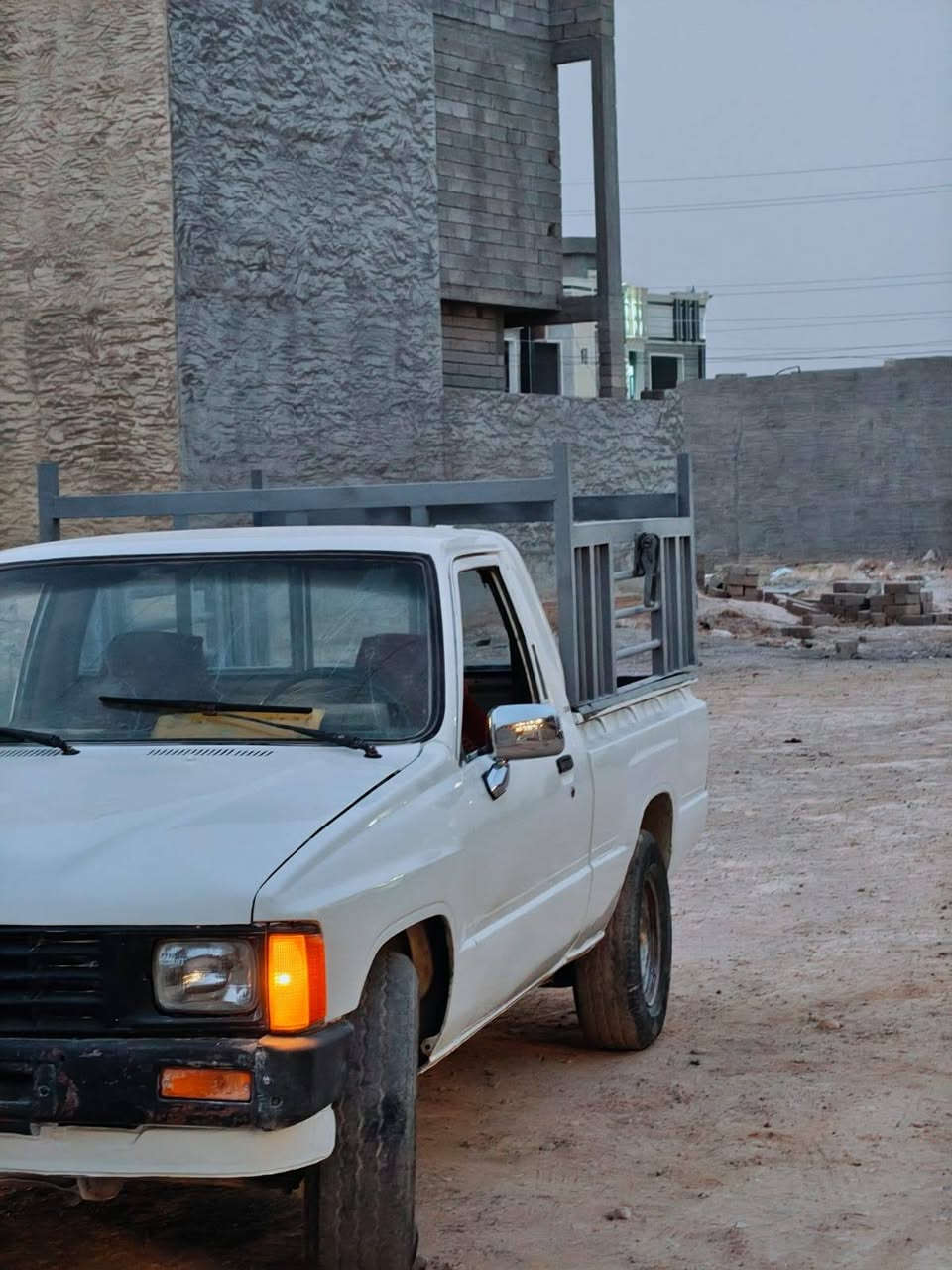 السلام عليكم بيكم ٨٥ رقم صلاح الدين راعيها موجود السياره مصبوغ الجماليه السعر ٢٥ وبيها مجال المكان صلاح الدين تكريت رقم الجوال ***********
