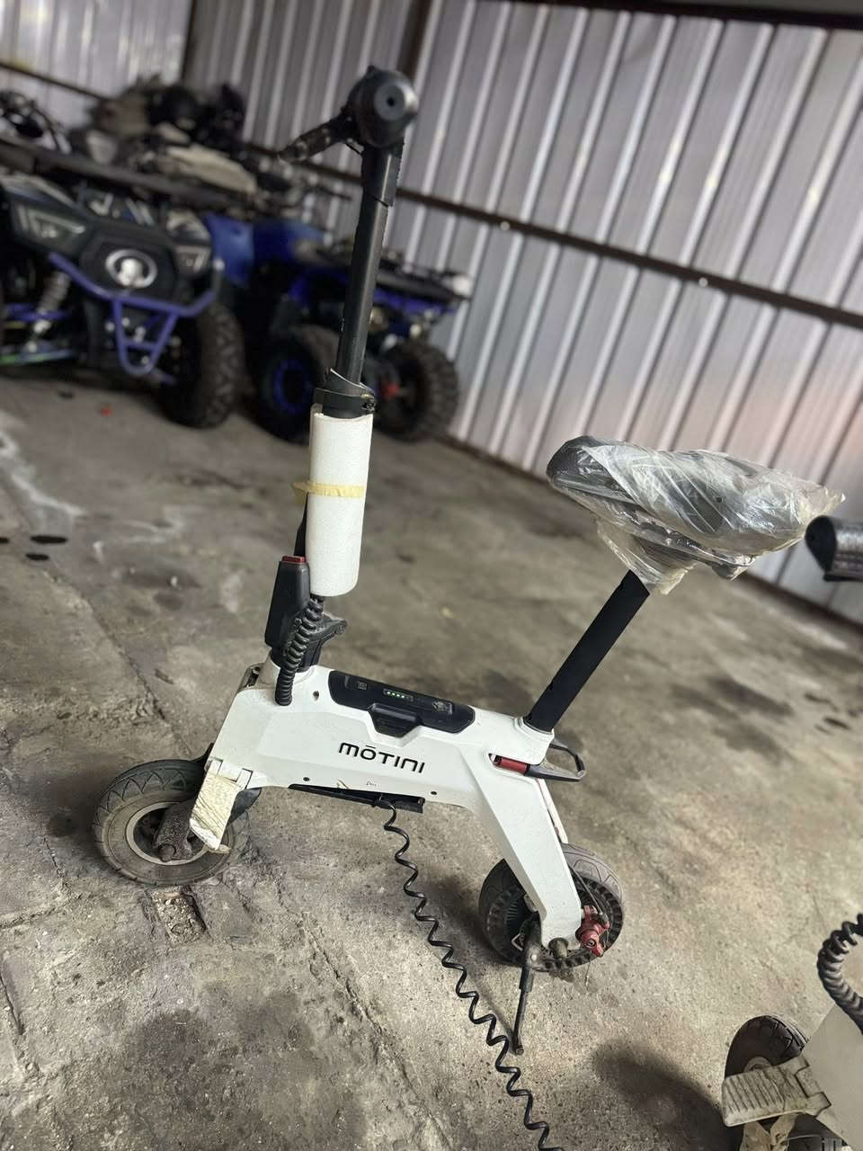 سكوتر اصلي يتكبر ويصغر يتحمل الكبير والصغير السعر400وبي مجال***********
